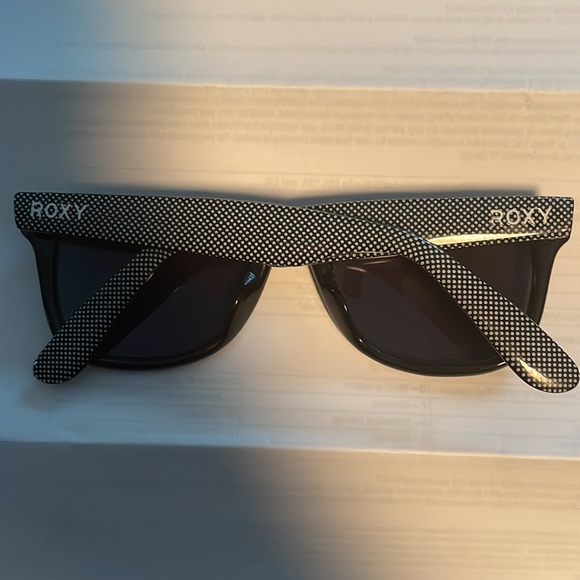 Roxy Sunnies - Picture 2 of 4